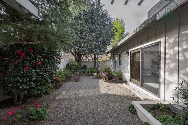 9563 Oak Ct in Carmel, CA - Building Photo - Building Photo