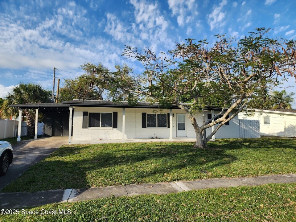 220 Bimini Dr in Merritt Island, FL - Building Photo