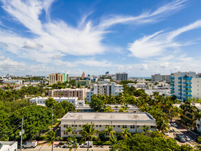 200 Collins Ave in Miami Beach, FL - Foto de edificio - Building Photo