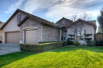 1241 E Sarazen Ave in Fresno, CA - Building Photo - Building Photo