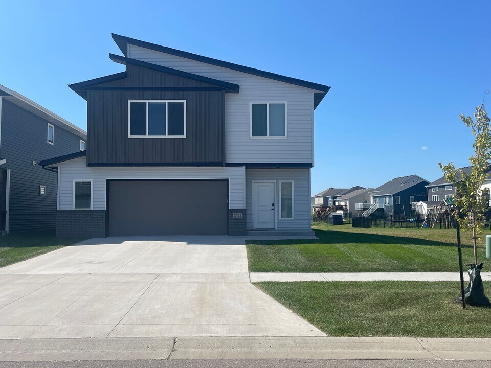 2722 12th St W in West Fargo, ND - Building Photo