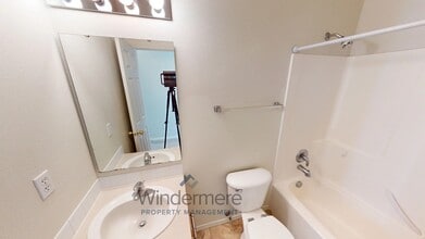 1158 SE Surita Ct in College Place, WA - Building Photo - Building Photo