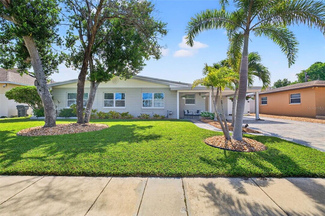 1036 Madison St in Largo, FL - Building Photo