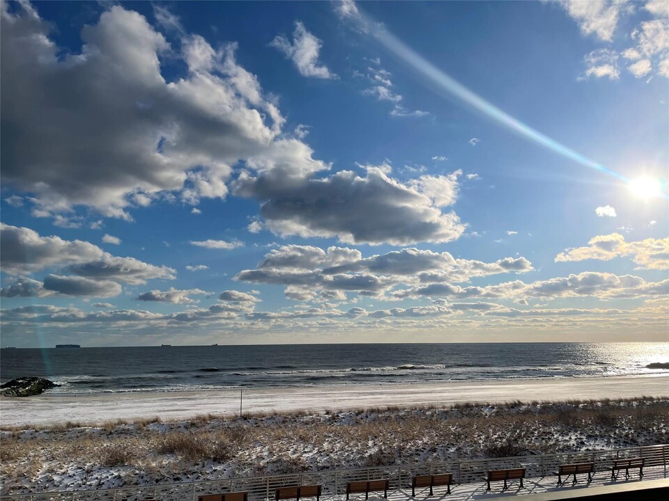 422 Oceanfront in Long Beach, NY - Building Photo