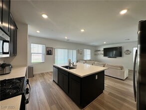 137 Rohan Crst Ave in Henderson, NV - Building Photo - Building Photo