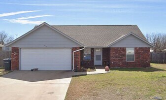 214 E Seminole St in Geronimo, OK - Building Photo