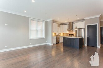 870 W Lill Ave, Unit 2 in Chicago, IL - Building Photo - Building Photo