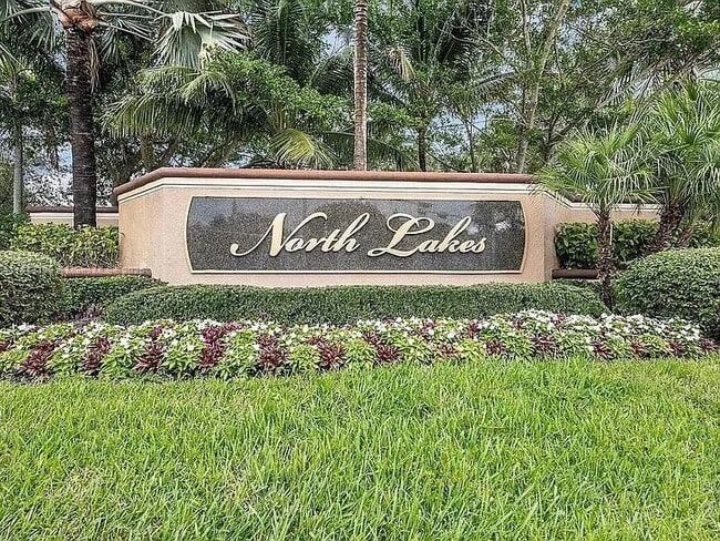 584 Cambridge Dr in Weston, FL - Building Photo - Building Photo