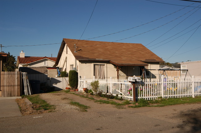 208 Peck Rd in Santa Paula, CA - Building Photo - Building Photo