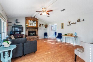 421 St Andrews St in Meadowlakes, TX - Building Photo