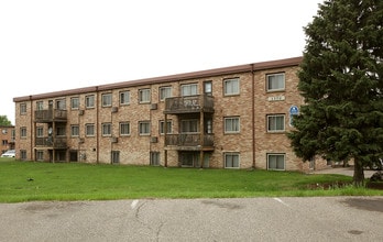 New Brighton Apartments in New Brighton, MN - Foto de edificio - Building Photo