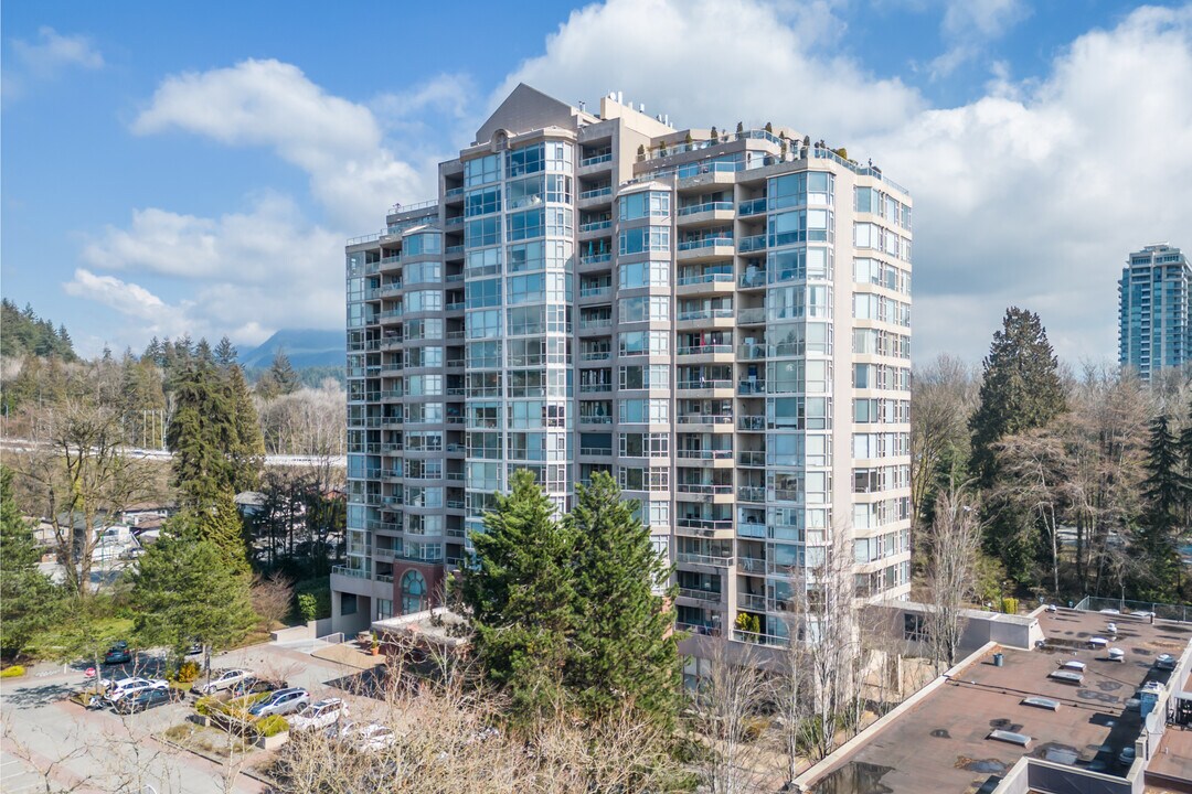 Carlton-At-The-Club in North Vancouver, BC - Building Photo