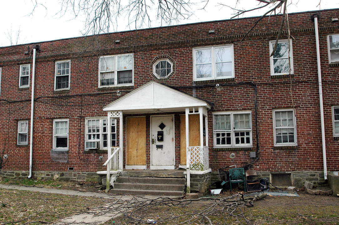 Pine Hill Apartments in Crum Lynne, PA - Building Photo