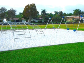 7730 Camino Real in Miami, FL - Building Photo - Building Photo