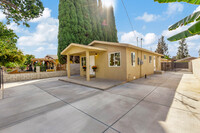 1012 W Walnut St in Santa Ana, CA - Building Photo - Building Photo