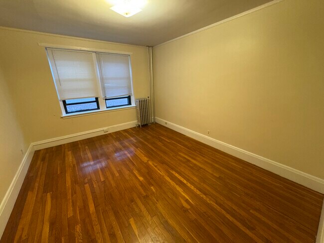 347 Pleasant St, Unit C1-16 in Malden, MA - Foto de edificio - Building Photo