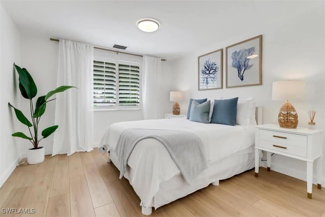 1097 Frank Whiteman Blvd in Naples, FL - Building Photo