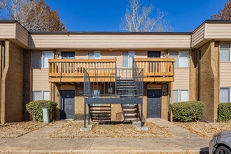 Tinker Del Village Apartments in Oklahoma City, OK - Foto de edificio - Building Photo
