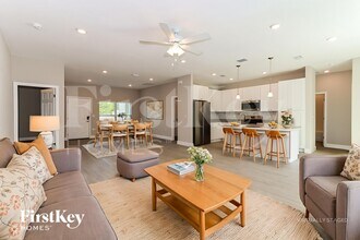 546 Warwick St SE in Palm Bay, FL - Foto de edificio - Building Photo