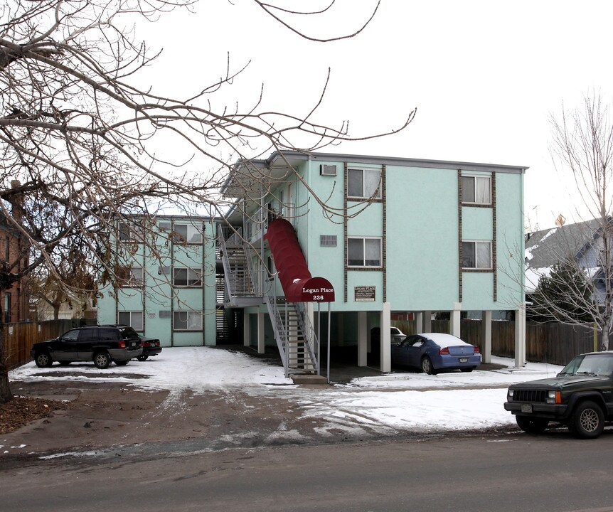 Logan Place in Denver, CO - Foto de edificio