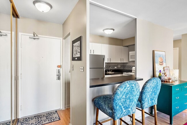 42 E Superior St, Unit 9F in Chicago, IL - Building Photo - Building Photo