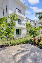 Boca Villas in Boca Raton, FL - Building Photo - Building Photo