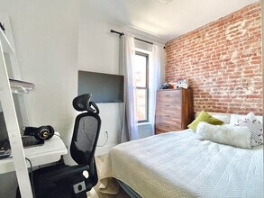 Furnished room/NOT APARTMENT, Unit 3FL in Brooklyn, NY - Foto de edificio - Building Photo