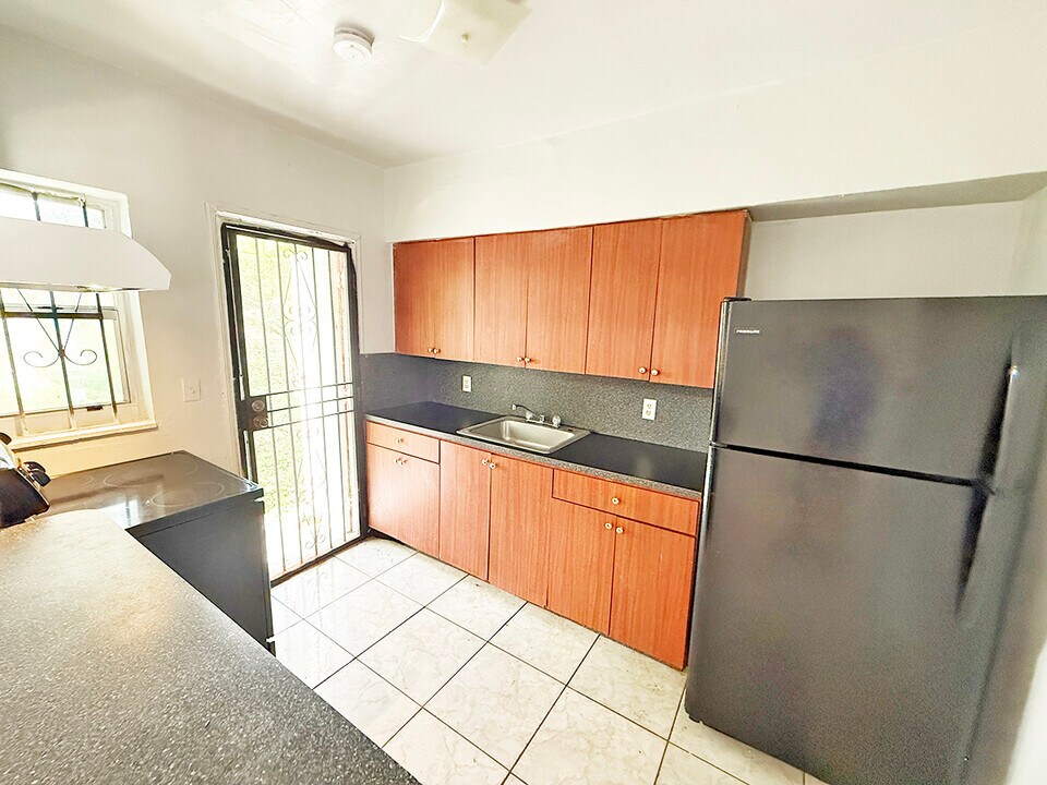 531 NW 110th St in Miami, FL - Building Photo