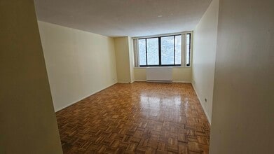 13835 Elder Ave, Unit 3B in Flushing, NY - Foto de edificio - Building Photo