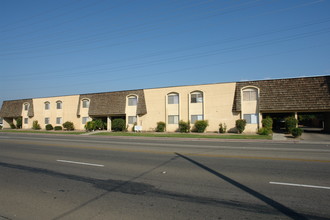 Visalia Gardens Apartments in Visalia, CA - Building Photo - Building Photo