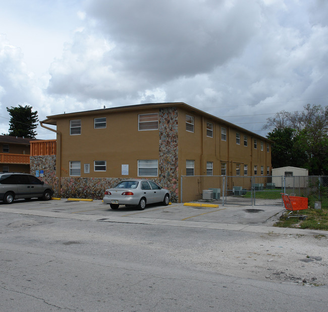 1415-1425 W 28th St in Hialeah, FL - Foto de edificio - Building Photo