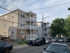 18 Bond St, Unit 1 in Somerville, MA - Foto de edificio - Building Photo