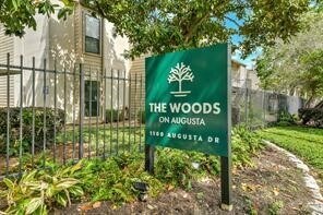 1100 Augusta Dr in Houston, TX - Building Photo
