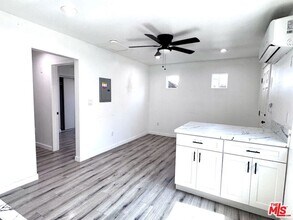 841 W 64th St, Unit 8415 in Los Angeles, CA - Building Photo - Building Photo