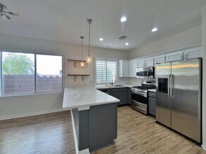 1005 Olive Mill Ln in Las Vegas, NV - Foto de edificio - Building Photo