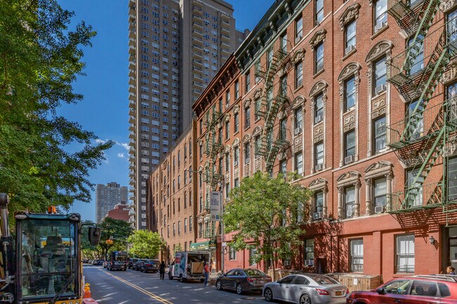 503-505 E 73rd St in New York, NY - Foto de edificio - Building Photo