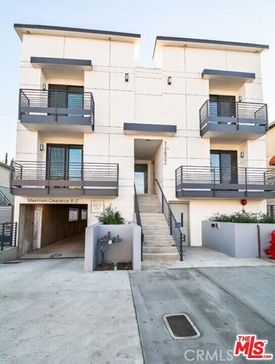 14822 Magnolia Blvd in Los Angeles, CA - Building Photo