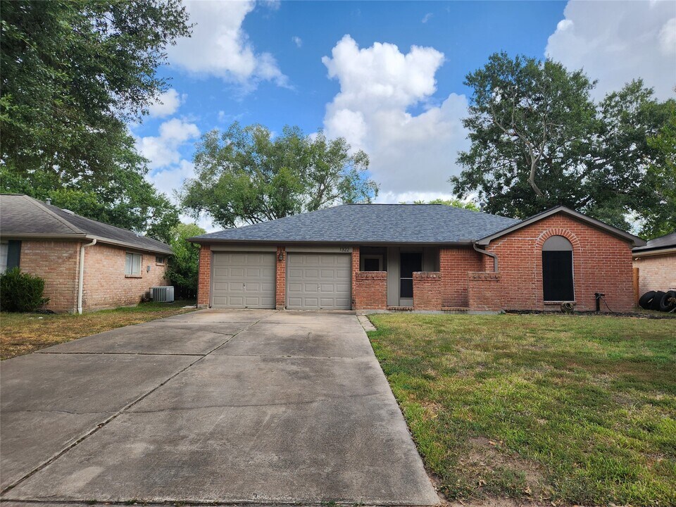 1322 Valley Landing Dr in Katy, TX - Building Photo