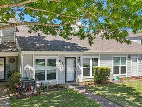 64 Hideaway Dr in Friendswood, TX - Building Photo - Building Photo