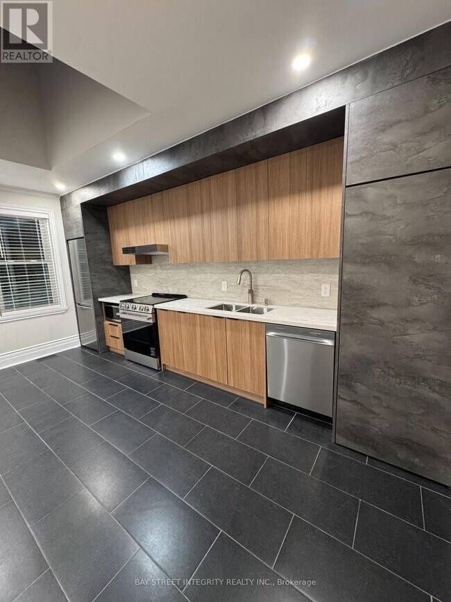 244 King Edward Ave in Toronto, ON - Building Photo - Building Photo