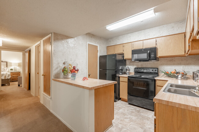 Edgewater Apartments in Memphis, TN - Building Photo - Interior Photo