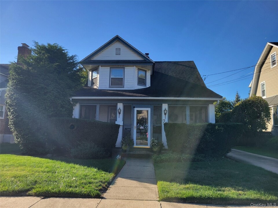 72 Sherman St in Lynbrook, NY - Building Photo