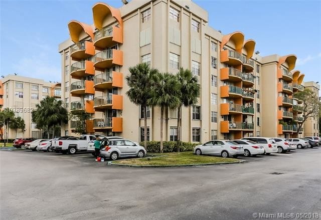 9360 Fontainebleau Blvd-Unit -310 in Miami, FL - Foto de edificio - Building Photo