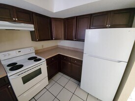 290 Flower Ln, Unit 10 in Kissimmee, FL - Building Photo