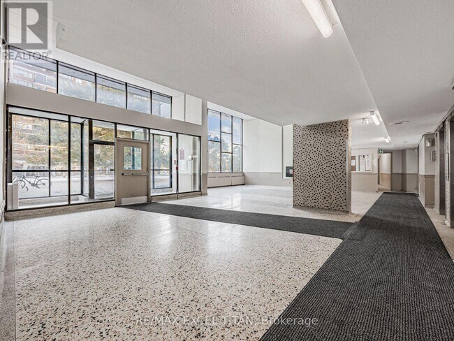 1385 Midland Ave in Toronto, ON - Building Photo - Building Photo