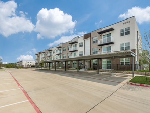 Resia Dallas West Apartments in Dallas, TX - Foto de edificio - Building Photo