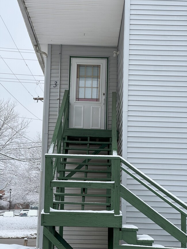 335 W State St, Unit Apt 3 in Athens, OH - Foto de edificio - Building Photo