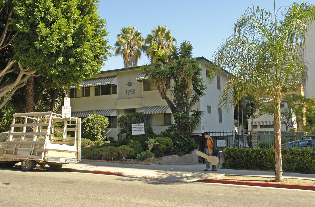 Hollywood Plaza in Los Angeles, CA - Building Photo