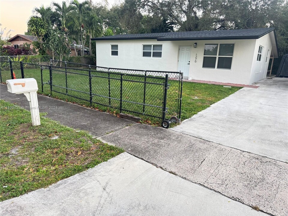 1270 NE 207th Terrace in Miami, FL - Building Photo