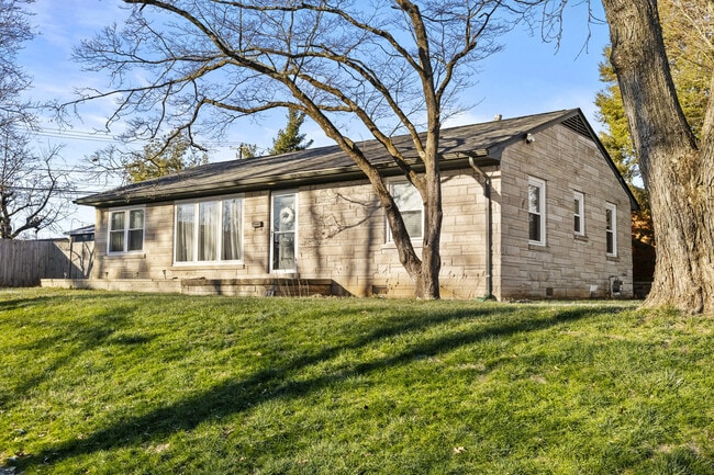 143 E Lowry Ln in Lexington, KY - Building Photo - Building Photo